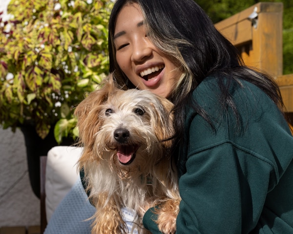 Un piccolo cane con il proprietario