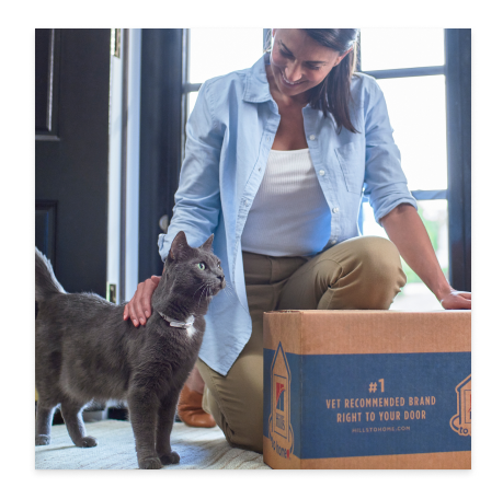 una donna accarezza un gatto